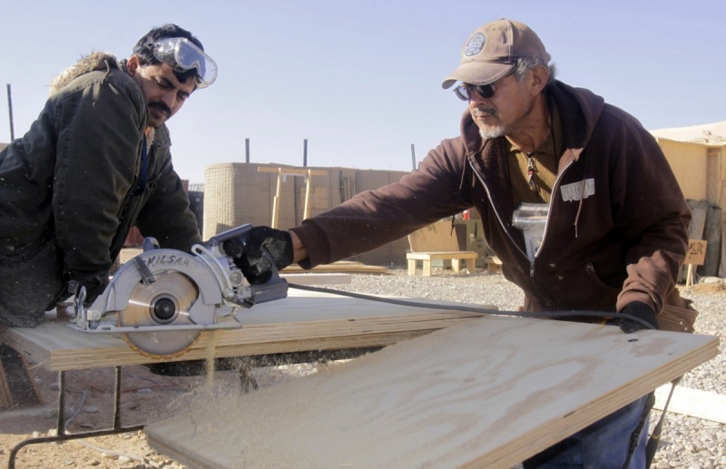 menuisier-TOURNEFORT-min_men_working_construction_sawing_wood_building_marines_workers_equipment-1064481