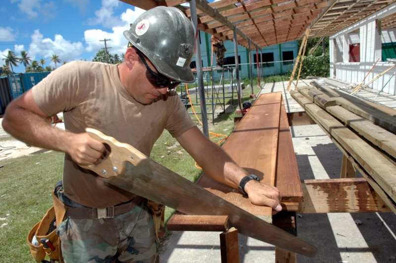 menuisier-TOURNEFORT-min_worker_construction_building_carpenter_male_job_build_helmet-893290